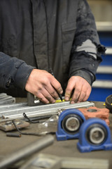 fer travail decoupe travail construction atelier metaux