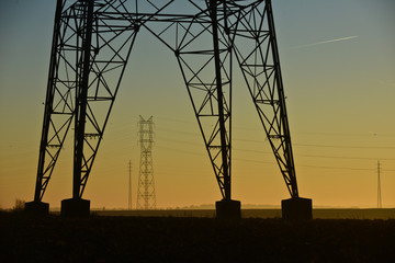 electricite energie coupure blackout penurie elia electrabel luminus lampiris nucleaire cable fil rupture pilone poteau soleil orange lever paysage Wallonie climat planete meteo © Jean-Luc Flémal - BE