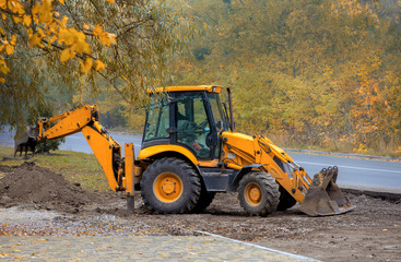 Fototapeta na wymiar Construction machinery. Men at work. Autumn.