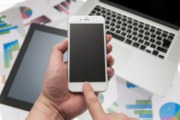 スマートフォンを操作する男性