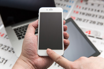 スマートフォンを操作する男性