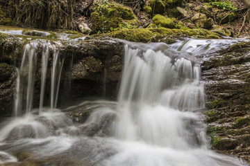 Fototapeta na wymiar Kleiner Wasserfall im Bach