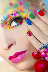Разноцветный яркий макияж и маникюр.