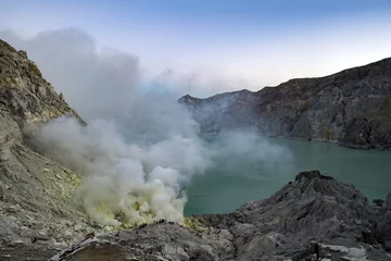 Fototapeten Bali Volcano Agung Ijen flames erupting © Andrea Izzotti