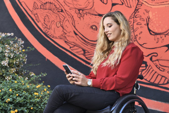 Ragazza disabile digita sullo smartphone