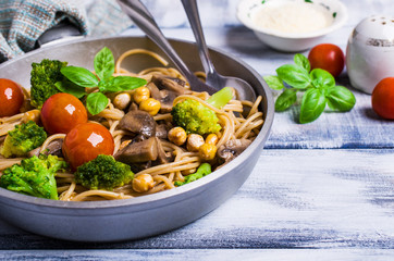 Dark pasta with vegetables
