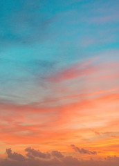 Pastellfarben Ozeansonnenuntergang, warmer und cyan-blauer Wolkenhimmelhimmel