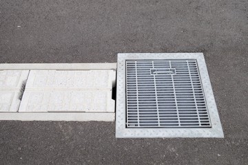 
敷地内の側溝と桝蓋