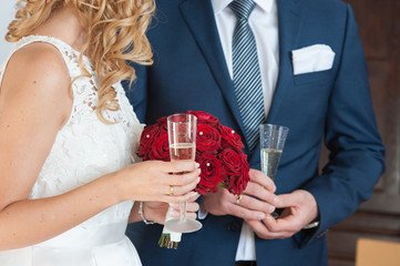Eine Hochzeit und Brautpaar mit Sekt Gläser