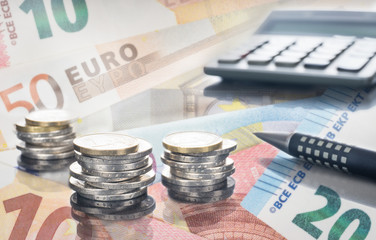Finanzen, Euro Münzstapel, Geldscheine, Kugelschreiber und Taschenrechner, Hintergrund