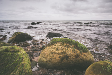 Wilde Küste auf Insel Rügen an einem bewölkten Tag