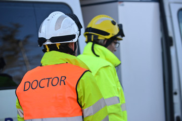 Fototapeta premium tueur tuerie simulation exercice Police urgence secours ambulance blesses arme AMOK masse Zone Mazerine ecole attaque terrorisme terroriste lutte anti Policier medecin docteur aide victime blesses