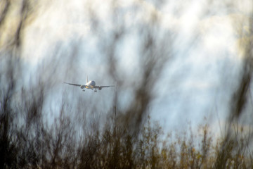 aeroport vol survol transport aerien avion passager pilote billet survol nuisance plan bruit norme belgocontrol aiguilleurs controle Brussels Airlines Airbus environnement