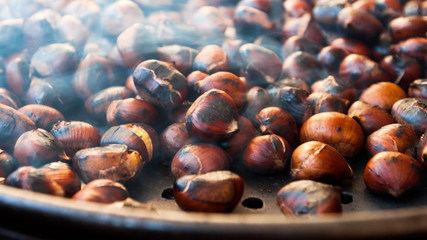 cuisson des châtaignes dans la poêle à trous