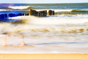 Brandung der Ostsee mit Buhnen in Langzeitbelichtung