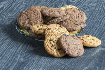 Cookies chocolat et caramel dans une assiette  sur fond noir