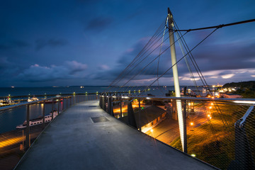 Fototapeta na wymiar Fußgängerbrücke über dem Hafen von Sassnitz auf Insel Rügen am Abend