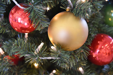 Boules de Noël or et rouge dans sapin vert
