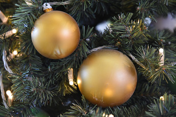 Boules de Noël dorées dans sapin vert