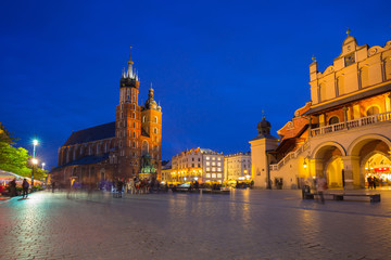 Fototapeta na wymiar St. Mary Basilica and the Krakow Cloth Hall at night, Poland