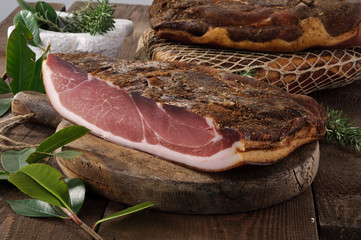 Speck, salume tipico italiano, close-up © Studio Gi