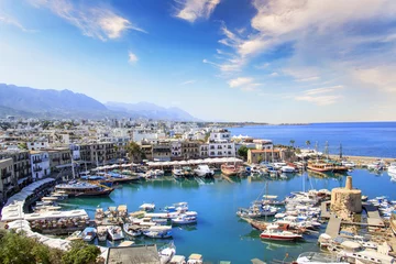 Fototapete Stadt am Wasser Schöne Aussicht auf die Bucht von Kyrenia in Kyrenia (Girne), Nordzypern