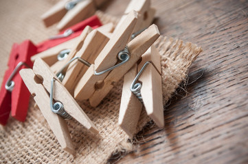 détail pince à linge sur table en bois
