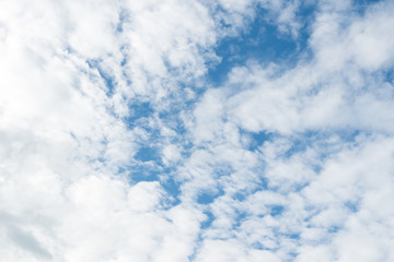 Obraz premium Blue summer sky and white fluffy cloudy.