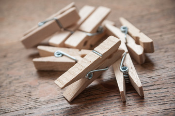 détail pince à linge sur table en bois