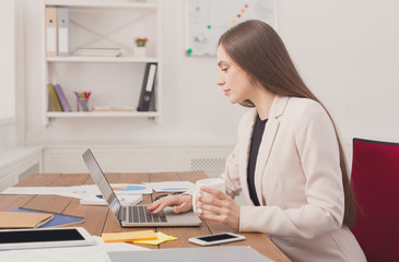 Obraz na płótnie Canvas Business woman working on laptop at office