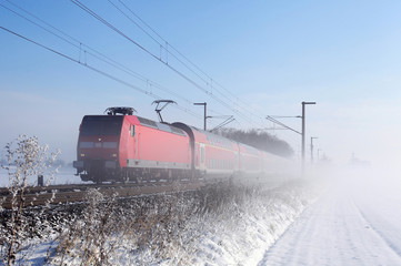 Doppelstockzug im Schnee