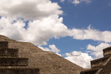 Fototapeta na wymiar teotihuacan pyramids