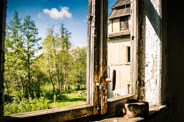 Fensterblick in die grüne Natur
