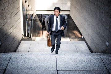 Obraz premium Senior business man moments on the streets of Tokyo