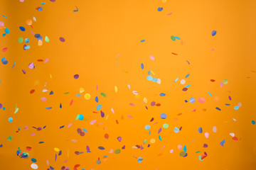 Желтый фон с разноцветными конфети
