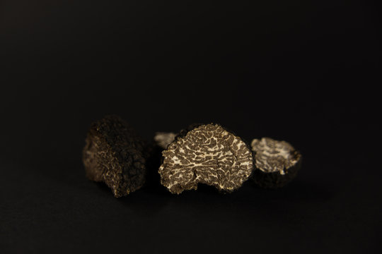 Tartufi neri con background nero 