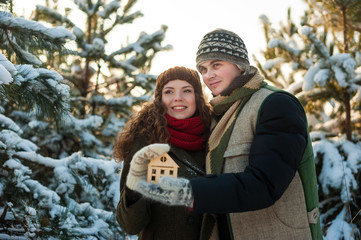 Obraz premium Couple hold house on their hands. Warmth saved concept