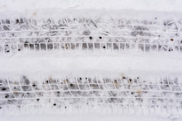 Fototapeta na wymiar Reifenspuren im Schnee vom Fahrzeug 