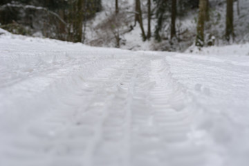 Spuren im Schnee - Reifenspuren