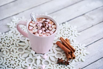 Photo sur Plexiglas Chocolat Tasse rose de chocolat chaud avec des guimauves sur table, vue de dessus