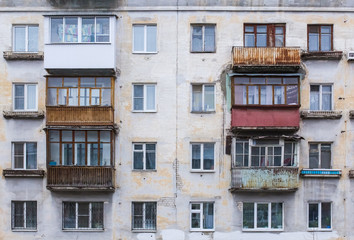 Фасад многоквартирного дома устаревшей архитектуры,...