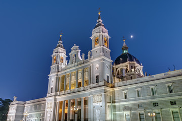Fototapeta premium The famous Almudena cathedral of Madrid at dusk