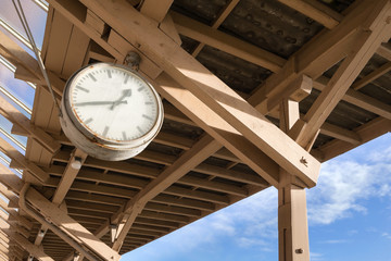 analoge Uhr auf altem Bahnsteig