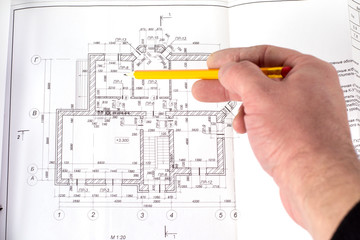 Чертеж здания, на котором руководитель указывает  карандашом.