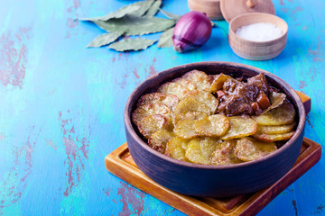 Meat stew topped with sliced potatoes