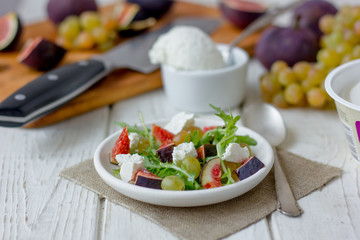 Salad with goat chees, arugula and figs.