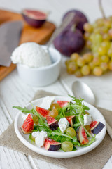 Salad with goat chees, arugula and figs.
