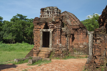 Fototapeta na wymiar ancient ruins in vietnam