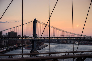 Fototapeta premium New York City - coucher de soleil sur le Pont