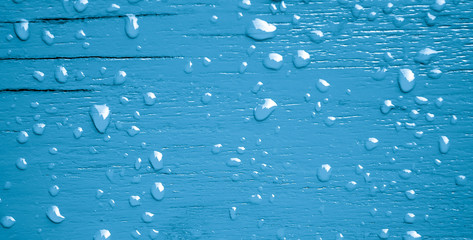 Wassertropfen auf blauem Holz Hintergrund, Textur, Textfreiraum